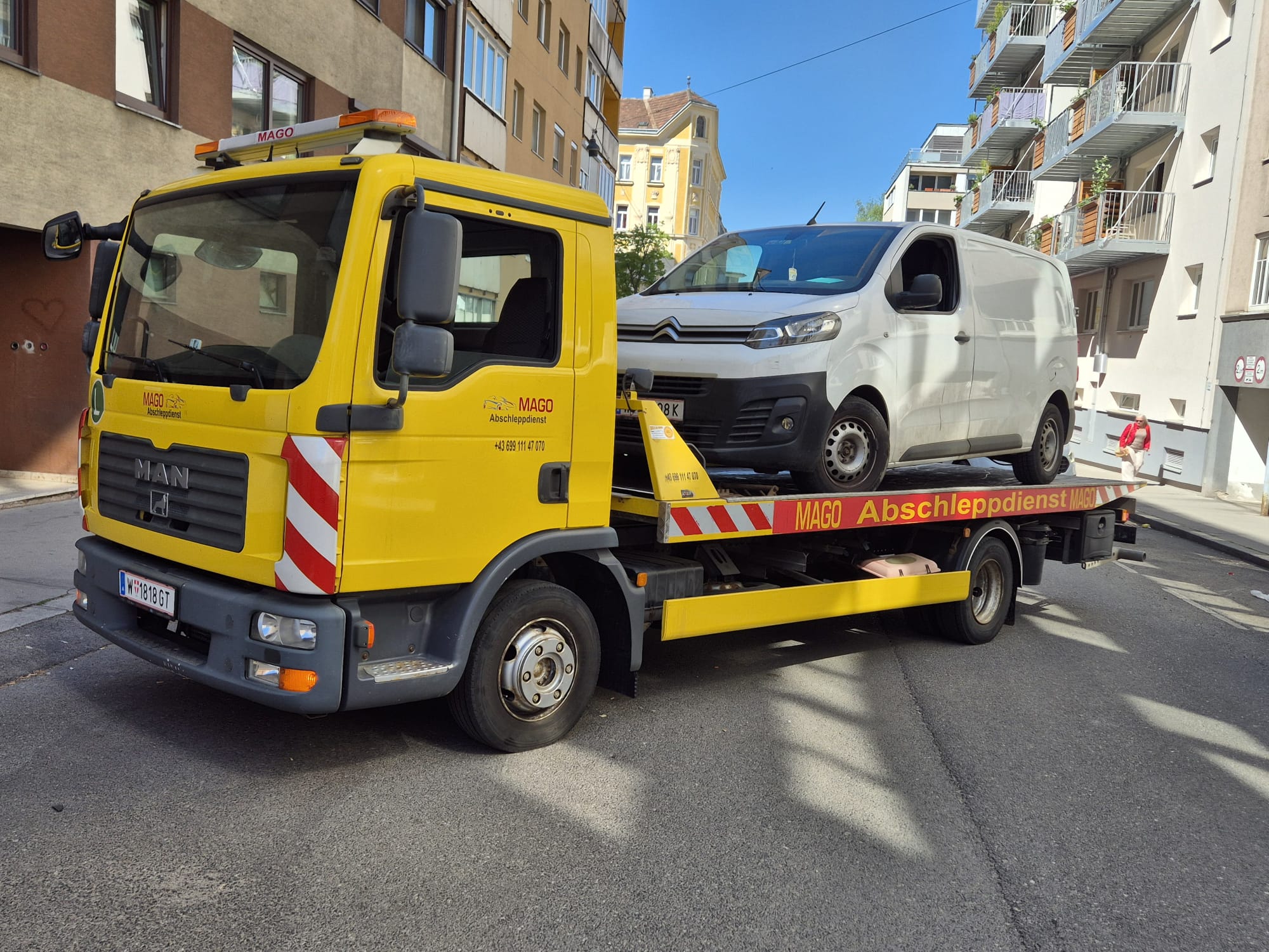 MAGOTransport schleppt ein Auto in Wien ab